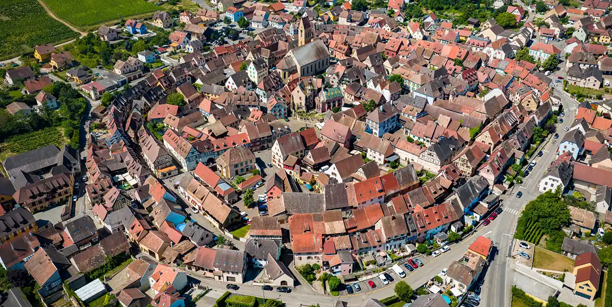 Vue aérienne du village viticole d'Eguisheim en Alsace